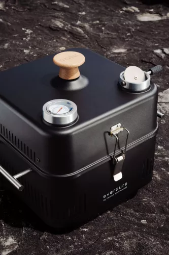 ewig Everdure Cube 360 Holzkohlegrill Schwarz mit Werkzeugset (HBCUBE360B)