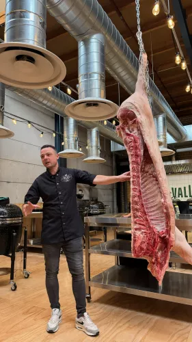 BBQ Valley Meisterkurs zum „Kopf-Schwanz“-Tranchieren eines Schweins (11496)
