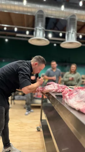 BBQ Valley Meisterkurs zum „Kopf-Schwanz“-Tranchieren eines Schweins (11496)