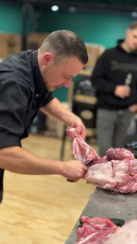 BBQ Valley Meisterkurs zum „Kopf-Schwanz“-Tranchieren eines Schweins (11496)