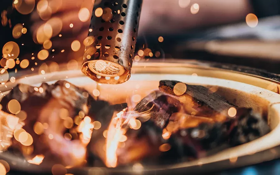 So zündet man einen Kamado an!