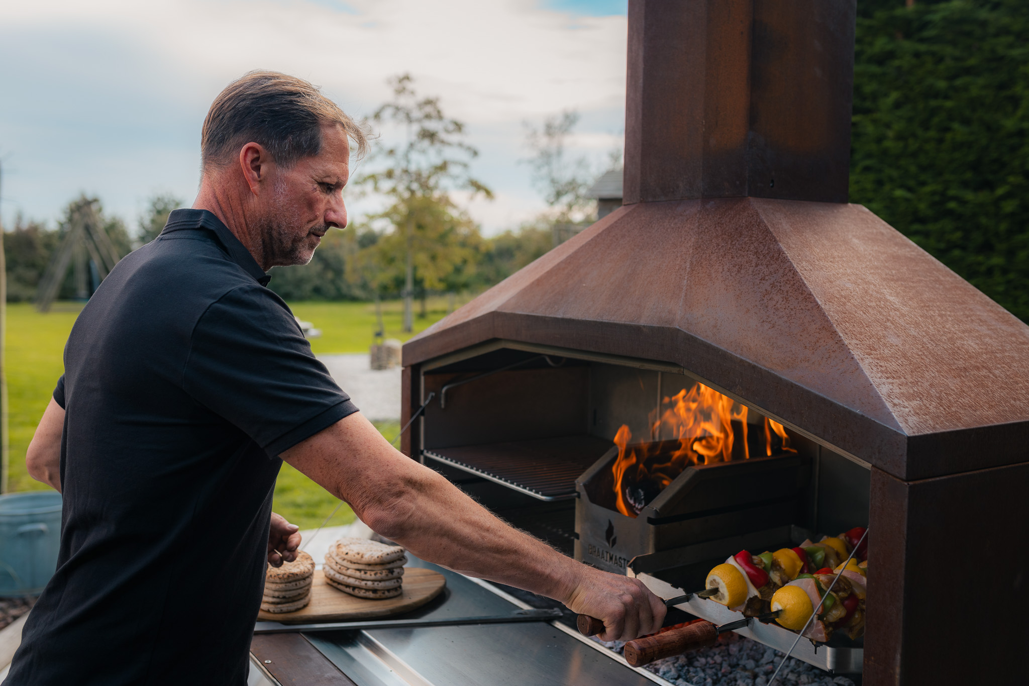 Grillfeuer auf dem Braaimaster: 8 Tipps zur perfekten Feuerkontrolle